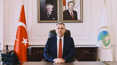 İzmir Valisi Dr. Süleyman Elban, orman yangınlarına müdahale sürecinde vatandaşların