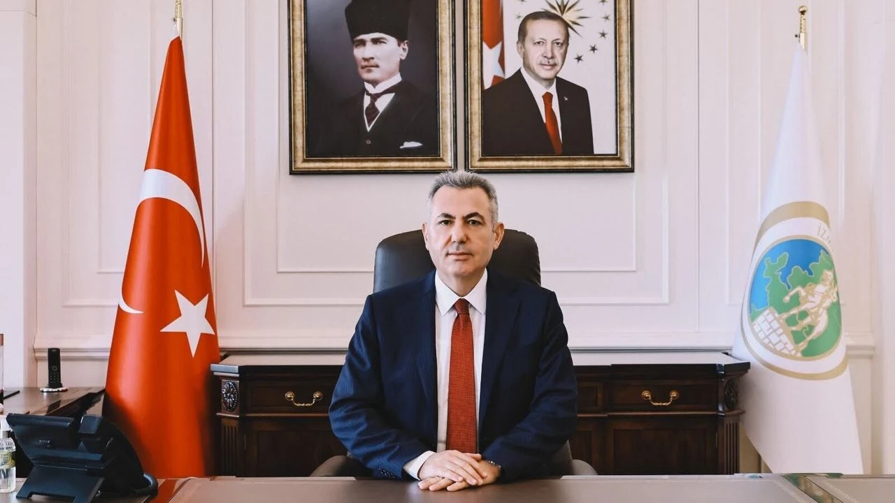 İzmir Valisi Dr. Süleyman Elban, orman yangınlarına müdahale sürecinde vatandaşların