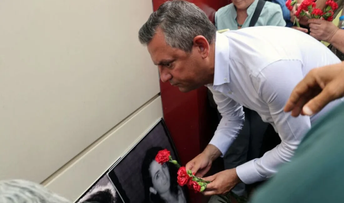 Özgür Özel Madımak’ta: İnsanlığa karşı işlenmiş suçlarda zaman aşımı olmaz CHP Genel Başkanı Özgür Özel, Madımak Katliamı’nın 33’üncü yılında Sivas’ta