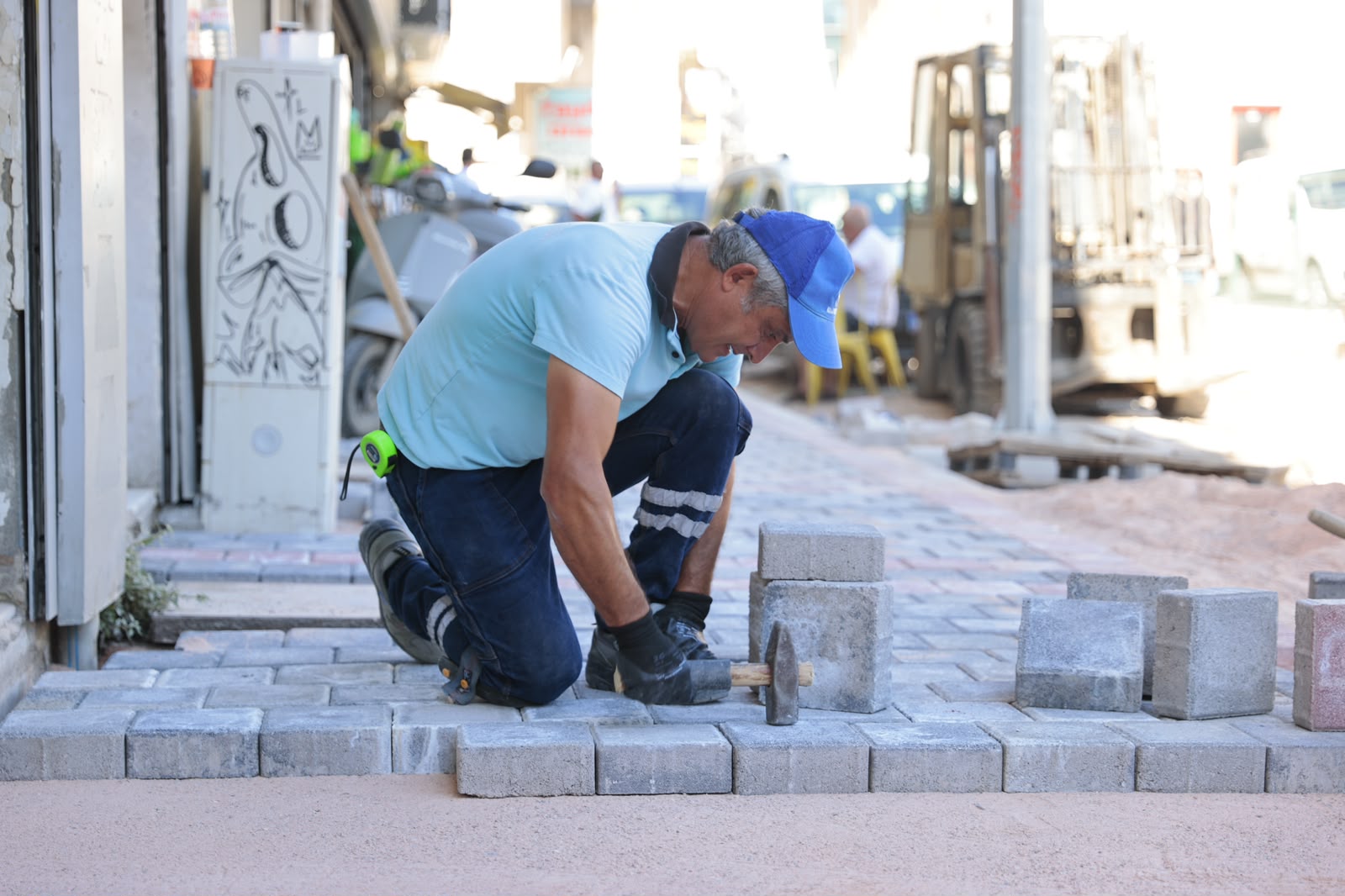 Konak Belediyesi Fen İşleri Müdürlüğü ekipleri, Alsancak’ta altyapı faaliyetleri nedeniyle