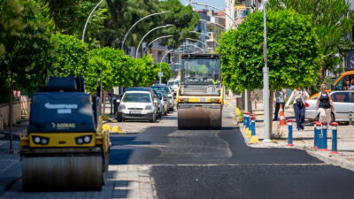 Narlıdere Belediyesi, yaz döneminde hız verdiği asfalt serim çalışmalarına aralıksız