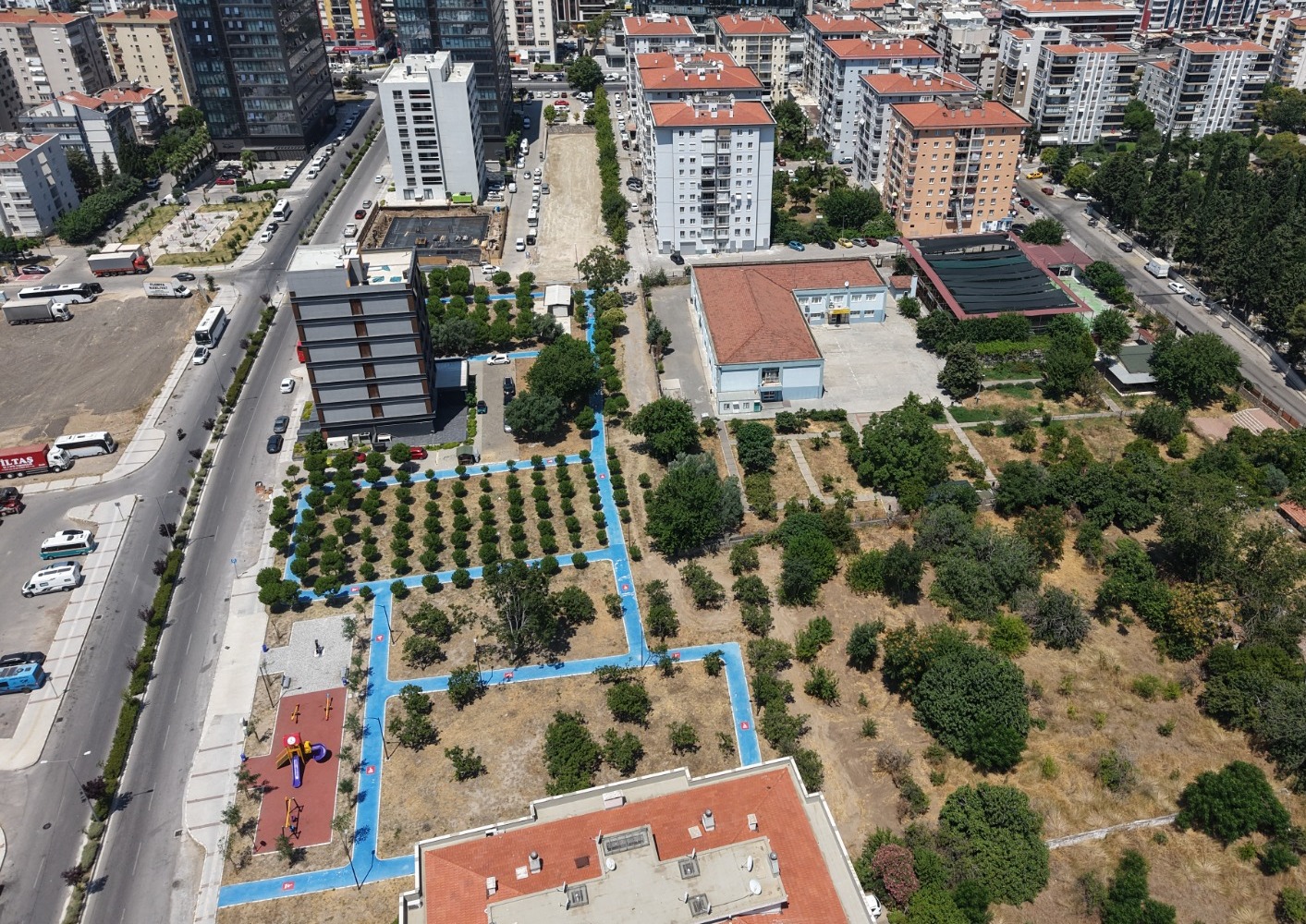 Bayraklı Belediyesi, Soğukkuyu Mahallesi’nde yapımını tamamladığı Mehmet Ali Sarızeybekler Parkı
