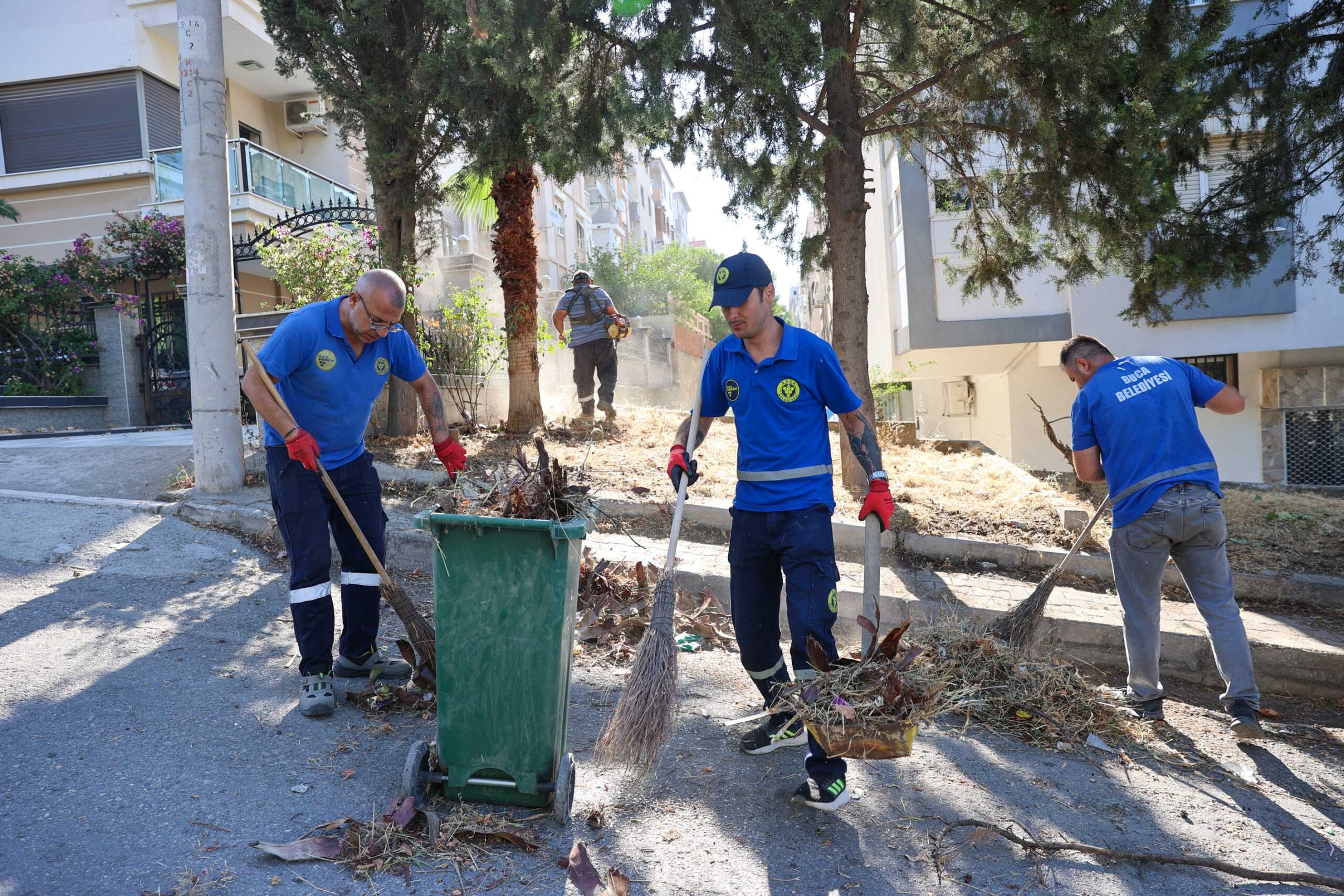 Buca Belediyesi, artan sıcaklıklarla birlikte temizlik çalışmalarını ilçe genelinde yoğunlaştırdı.