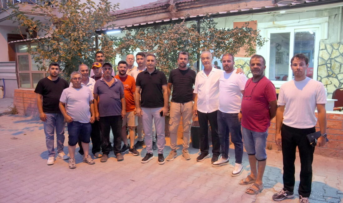 Seferihisar Belediye Başkan Vekili Fuat Gümüş, mahalle ziyaretlerinde vatandaşlarla bir