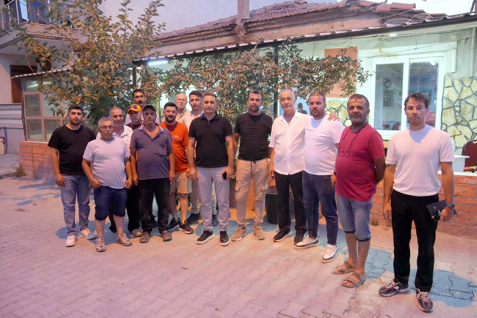 Seferihisar Belediye Başkan Vekili Fuat Gümüş, mahalle ziyaretlerinde vatandaşlarla bir