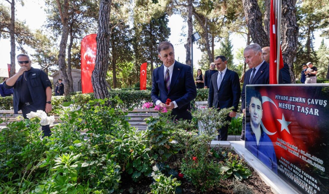 İzmir’de, 15 Temmuz şehitleri dualarla anıldı İzmir Büyükşehir Belediye Başkanı Dr. Cemil Tugay, 15 Temmuz Demokrasi