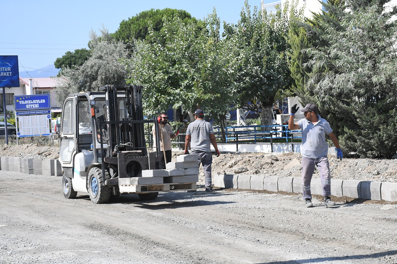 Kuşadası Belediyesi, kent genelinde sürdürdüğü üstyapı yatırımlarına hız kesmeden devam