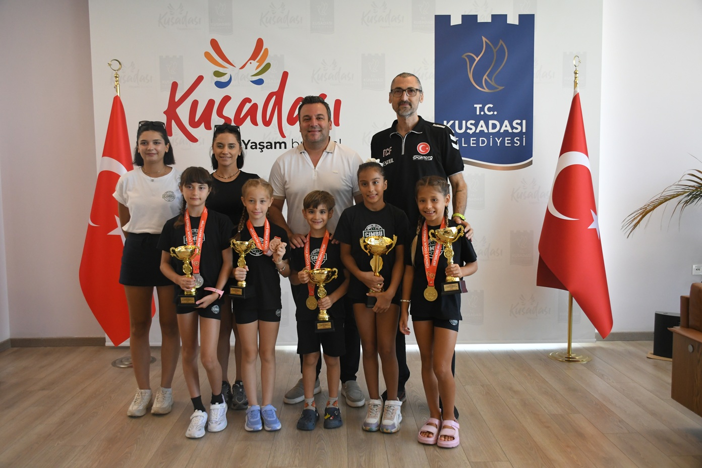 Kuşadası’nı Türkiye şampiyonasında elde ettikleri büyük başarılarla gururlandıran minik sporcular,