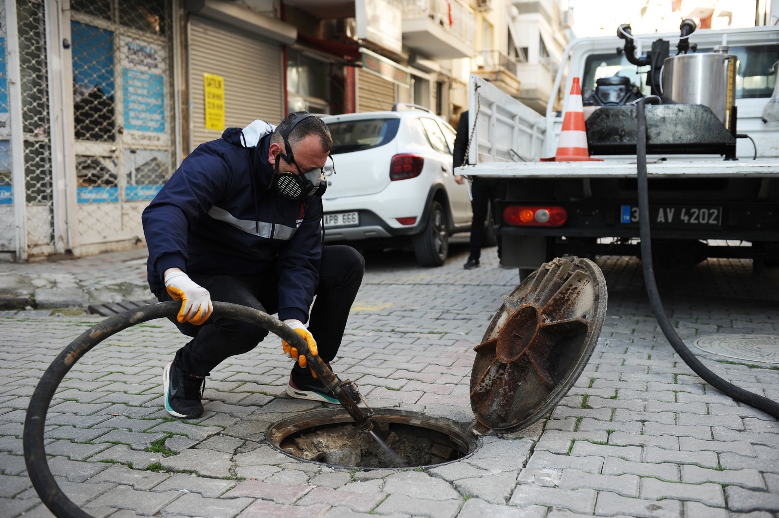 Karşıyaka Belediyesi, yıl boyunca sürdürdüğü haşere ve sivrisinek mücadelesine hava