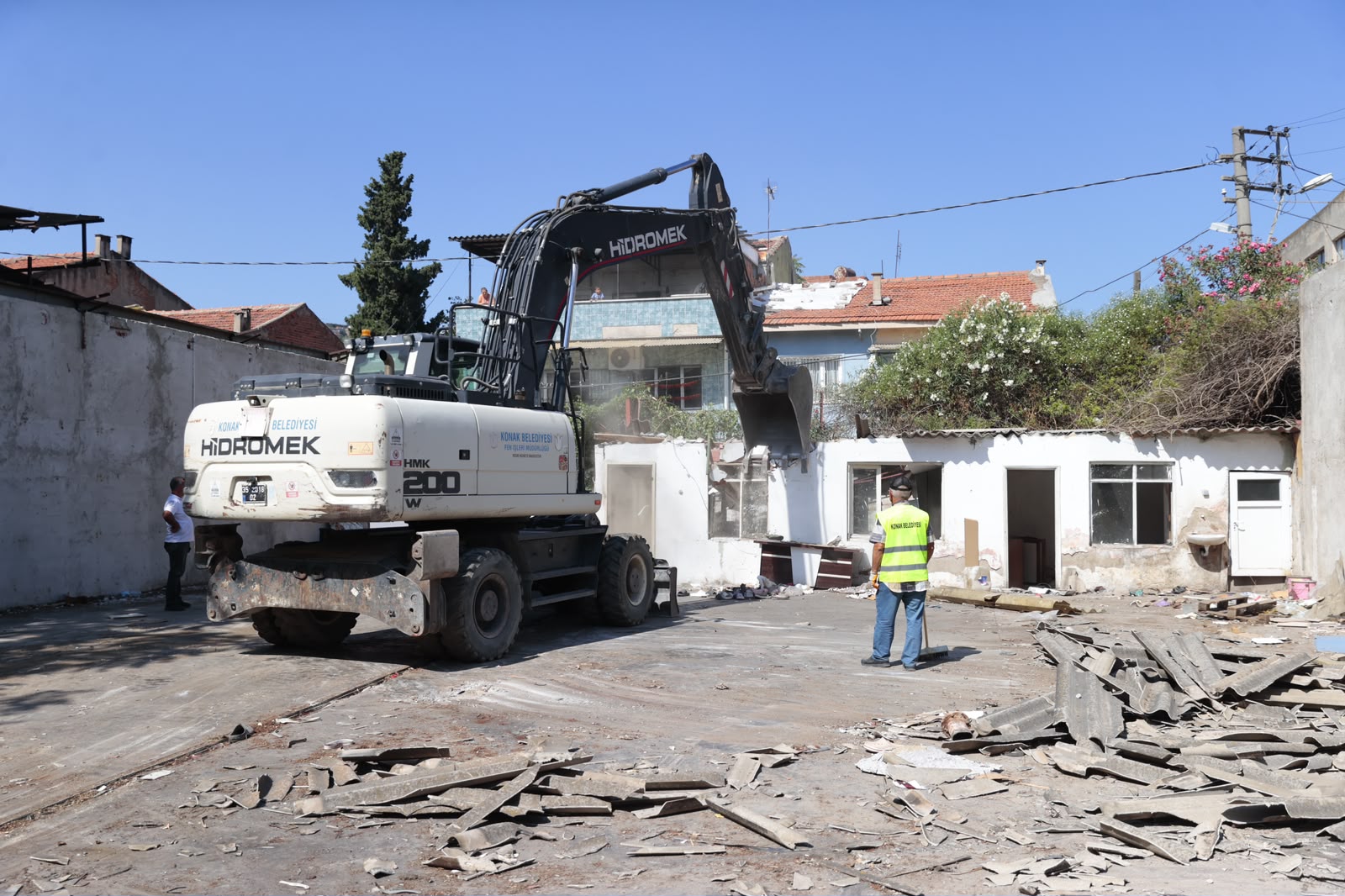 Kaçak yapılaşmaya karşı mücadelesini kararlılıkla sürdüren Konak Belediyesi, ilçe genelinde