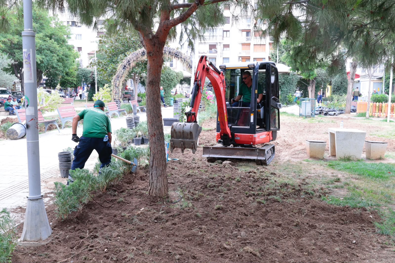 Konak Belediyesi’nin ilçe genelindeki park ve yeşil alanlarda sürdürdüğü bakım,