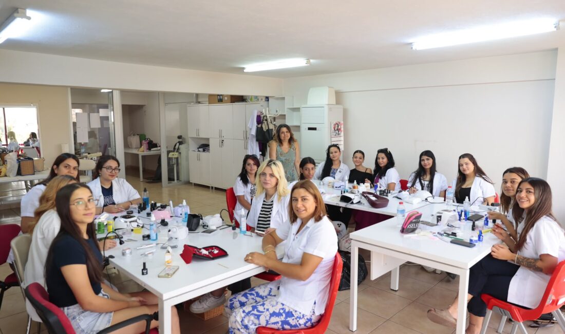 Konaklı kadınlar ücretsiz kurslarla meslek öğreniyor Konak Belediyesi’nin Konak Halk Eğitim Merkezi işbirliği ile Zeytinlik Semt