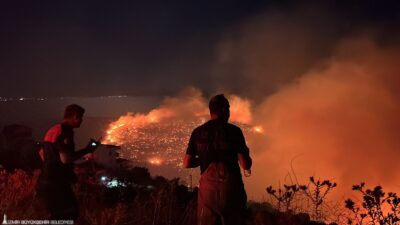 Balıkesir’in Gömeç ilçesinde çıkan ve rüzgarın etkisiyle İzmir’in Bergama ilçesine