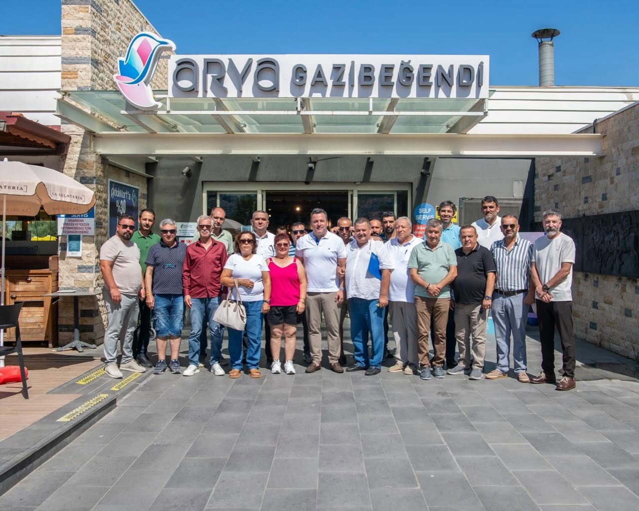 Kuşadası Belediye Başkan Vekili Tahsin Demirtaş, mahalle muhtarlarıyla bir araya