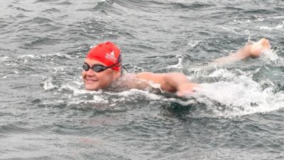 İzmir Büyükşehir Belediyesi’nin 23 yaşındaki otizmli yüzme sporcusu Tuna Tunca