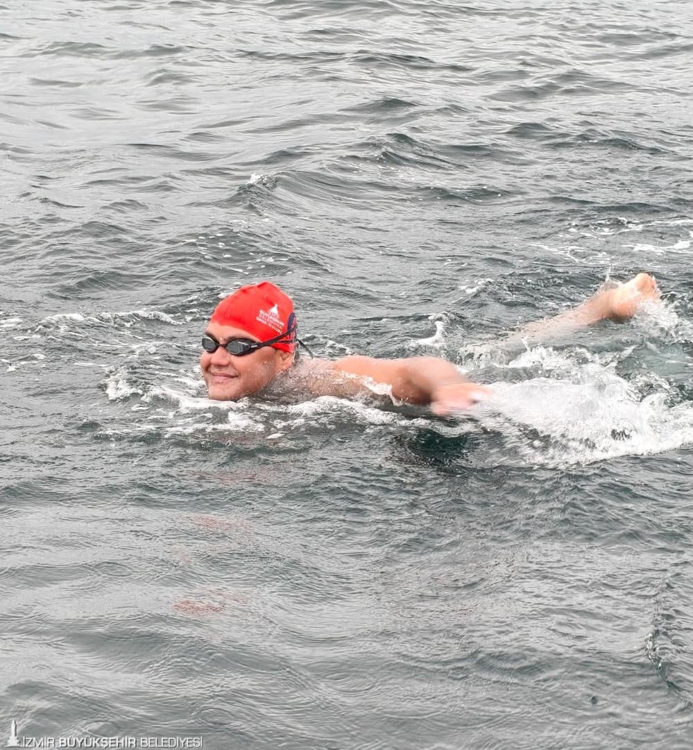 İzmir Büyükşehir Belediyesi’nin 23 yaşındaki otizmli yüzme sporcusu Tuna Tunca