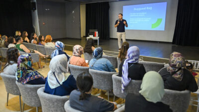 Bornova Belediyesi'nin düzenlediği panelde çocuk gelişimi üzerine önemli uyarılar yapıldı.