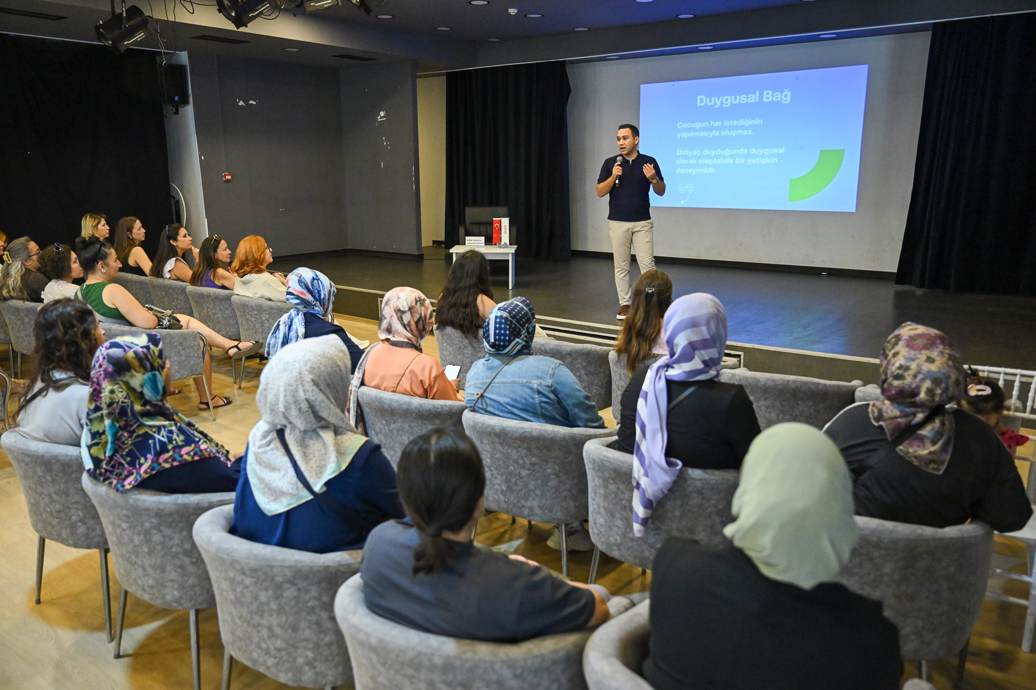 Bornova Belediyesi'nin düzenlediği panelde çocuk gelişimi üzerine önemli uyarılar yapıldı.