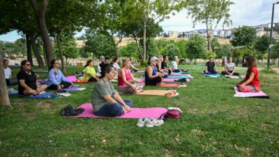 Bornova Belediyesi’nin "Kadın Buluşmaları" kapsamında düzenlediği açık hava meditasyon ve