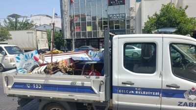 Efes Selçuk Belediyesi Zabıta Müdürlüğü ekipleri, kaldırımlarda vatandaşların geçişini engelleyen