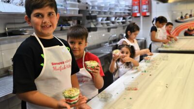 Bornova Belediyesi'nin düzenlediği "Minik Şefler Tatilde Mutfakta" etkinliği başladı. Pastacılık