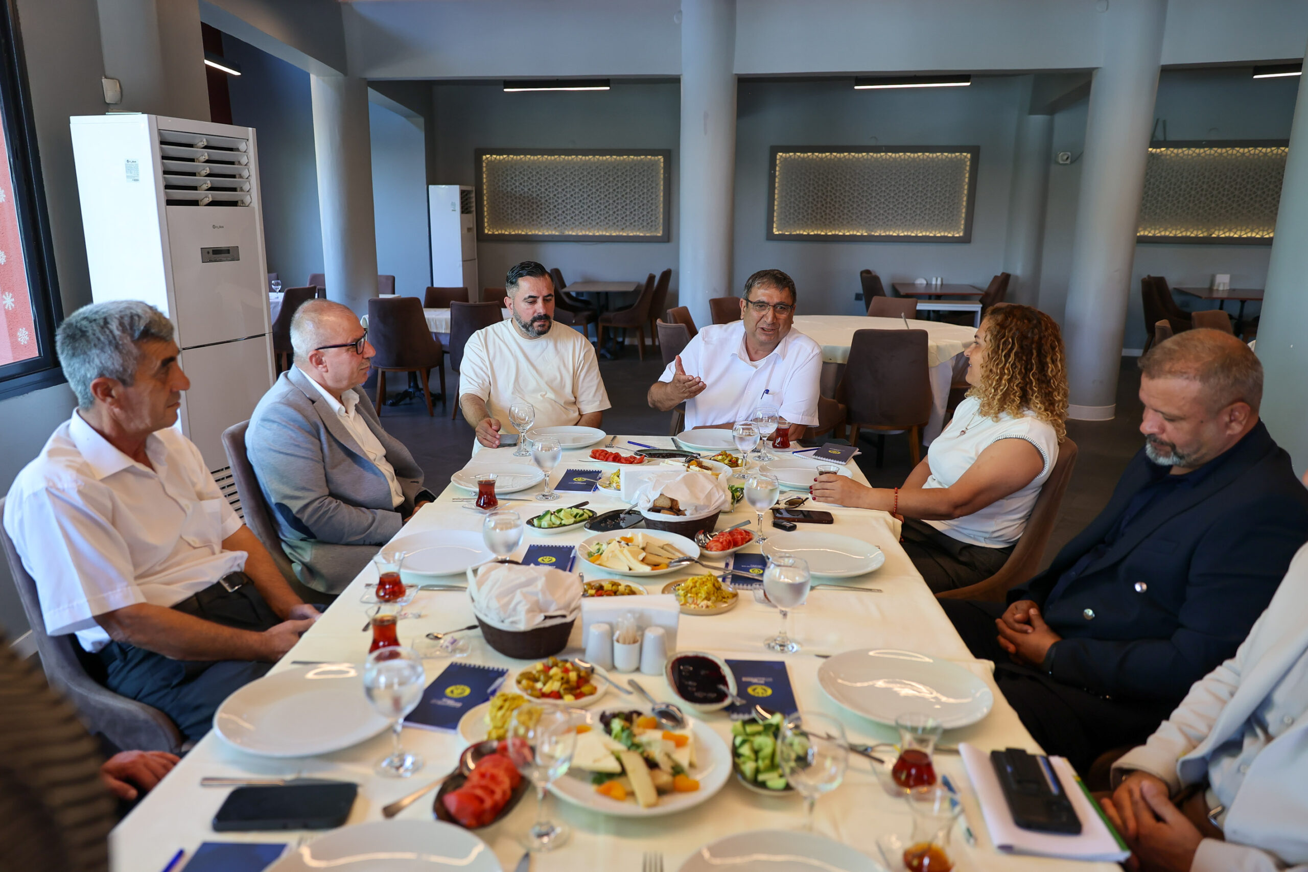 Buca Belediye Başkan Vekili Hüseyin Benzer, ilçenin siyasi dinamiklerini “Buca”