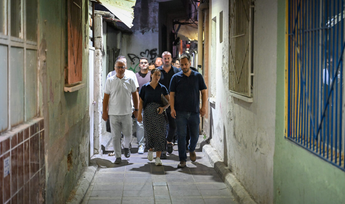 Bornova Belediye Başkanı Ömer Eşki, Çamdibi Yıldırım Beyazıt Mahallesi’nde kilit