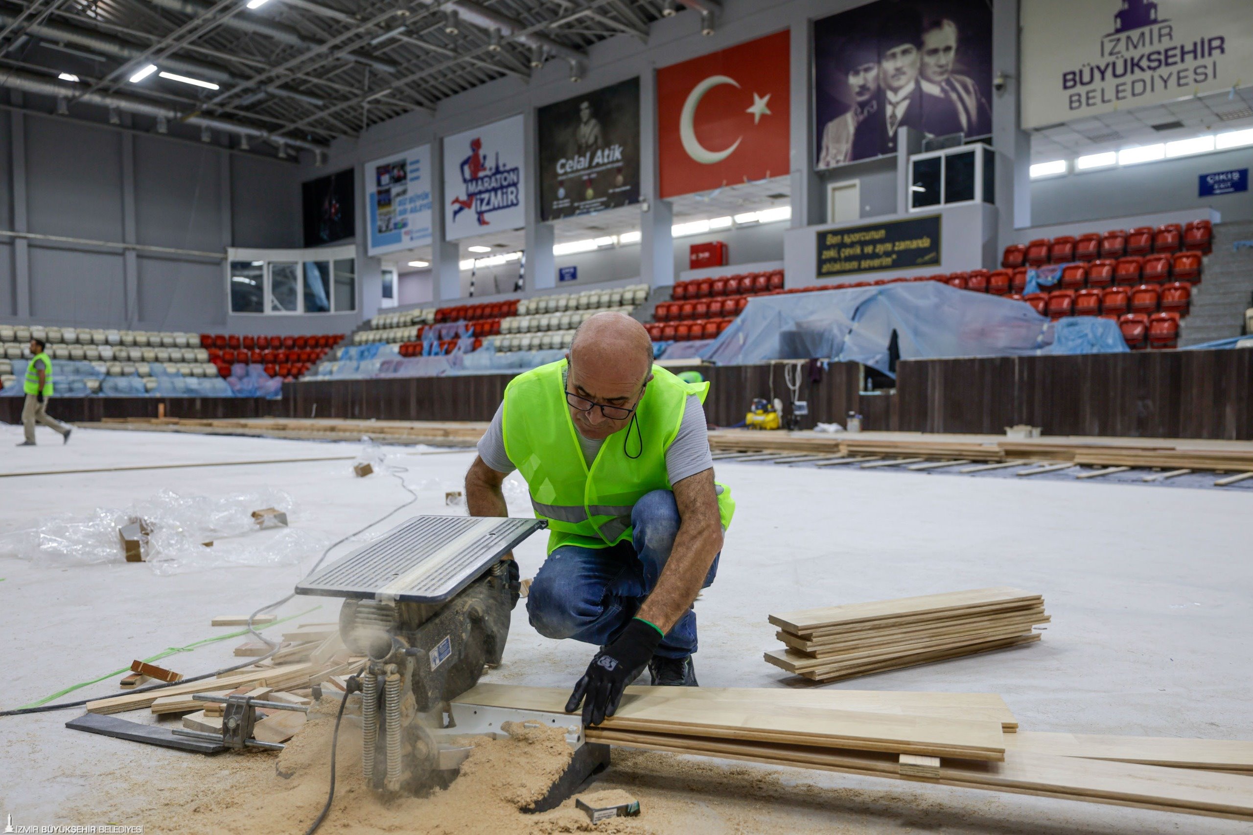 İzmir Büyükşehir Belediyesi, Celal Atik Spor Salonu'nda kapsamlı yenileme çalışması