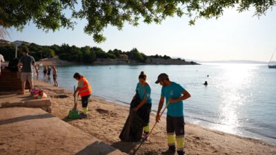 Yaz sezonunun başlamasıyla birlikte nüfusu katlanarak artan Çeşme'de Temizlik İşleri