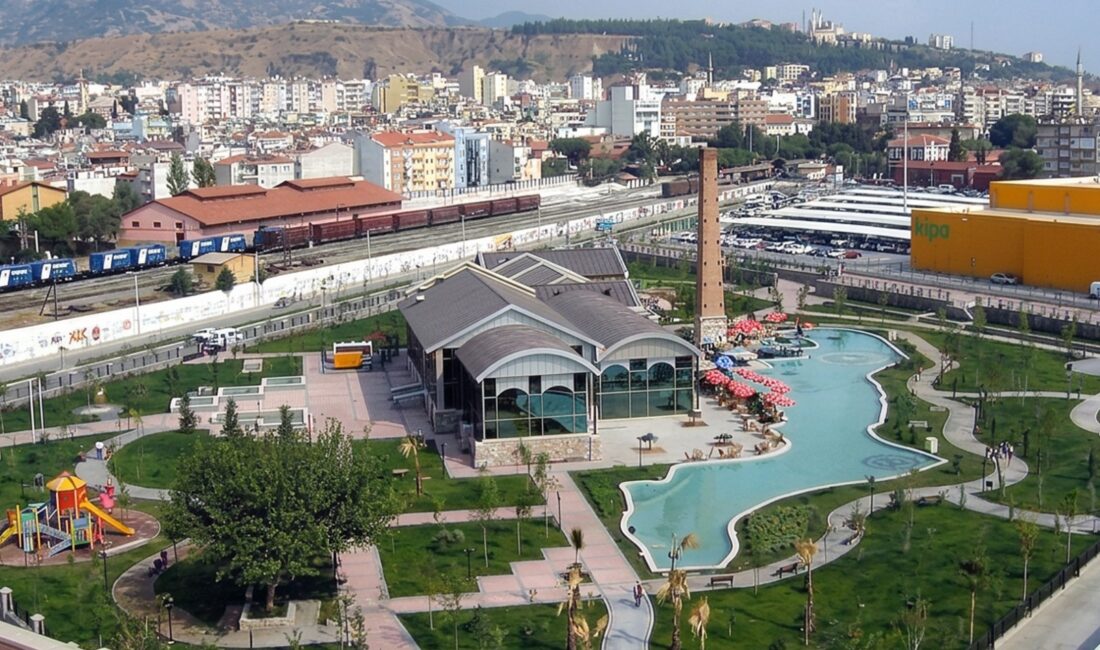 Efeler Belediyesi'nin YKS sonuçlarının açıklanmasının ardından üniversite adayı gençlerin kariyer