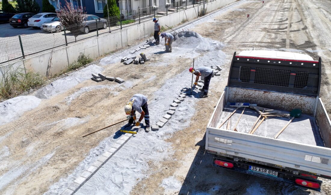 Efeler’de yol yatırımları sürüyor; mahallelere sıcak asfalt ve kilit parke taşı uygulanıyor Efeler Belediyesi, kent genelinde ulaşım konforunu ve trafik güvenliğini artırmak