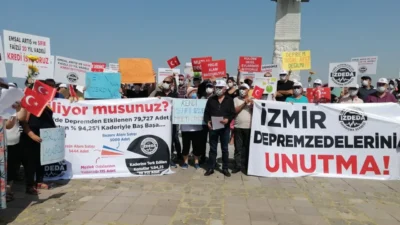 İzmir Depremzedeleri Dayanışma Derneği (İZDEDA), bazı müteahhitlerin depremzedelerden sözleşmelere aykırı