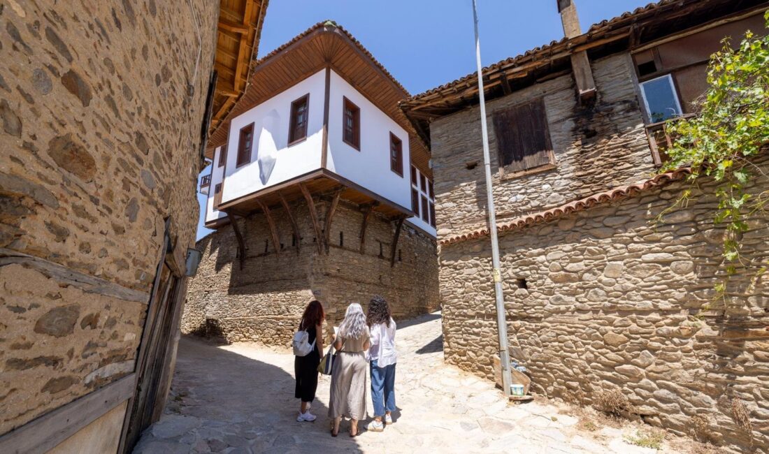 İzmir’in tarihi mirası korunuyor İzmir Büyükşehir Belediyesi KUDEB ekipleri, tarihi mirası korumak amacıyla 29
