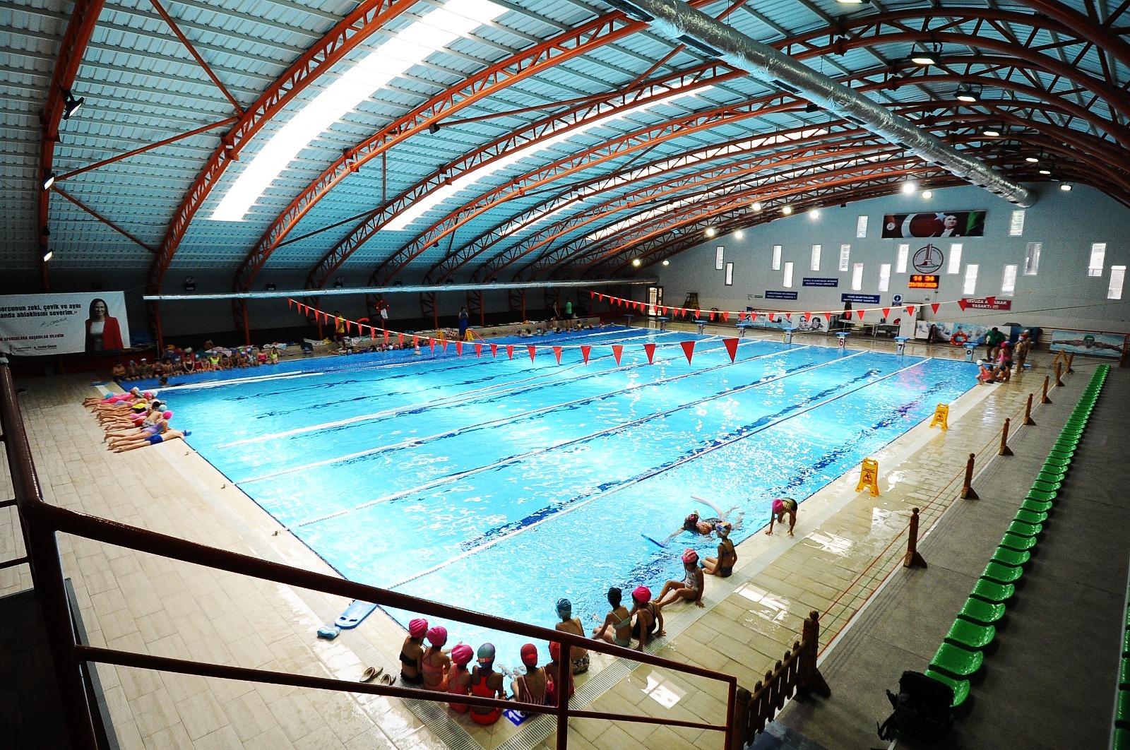 Karşıyaka Belediyesi Yarı Olimpik Kapalı Yüzme Havuzu, yaz döneminde hem