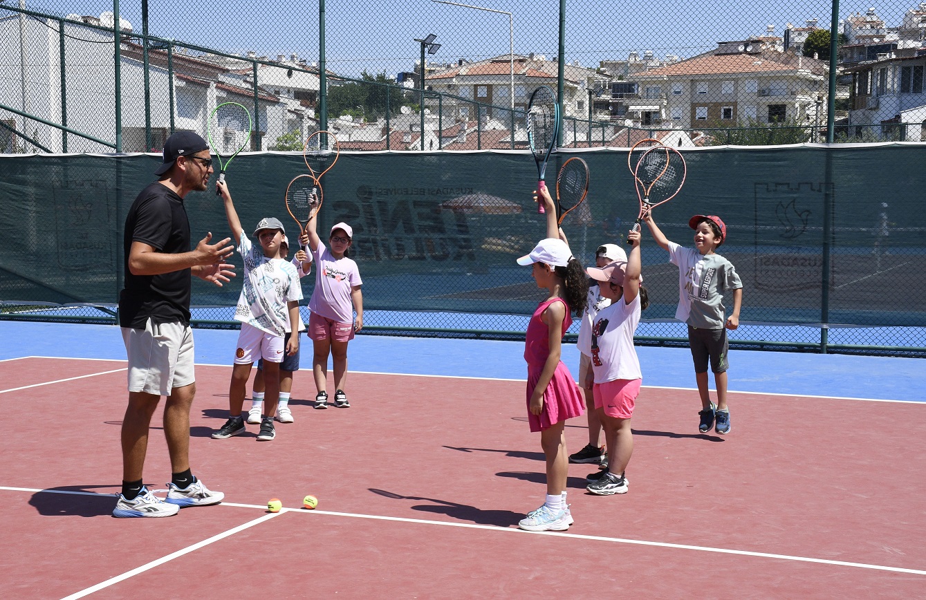 Kuşadası Belediyesi'nin çocukları sporla buluşturmak ve sağlıklı nesiller yetiştirmek amacıyla
