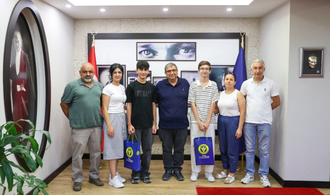 LGS birincisi Bucalı gençlere Başkan Vekili Benzer’den tebrik Buca Belediyesi’nin ücretsiz eğitim platformu Dijital Dershane ile LGS’ye hazırlanan