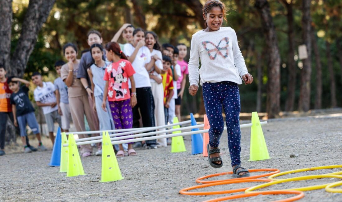 Mahalle Şenliği’nde bu kez Kadifekaleli çocuklar doyasıya eğlendi İzmir Büyükşehir Belediyesi'nin yaz akşamlarını renklendiren ve Urla’da başlayan “Mahalle