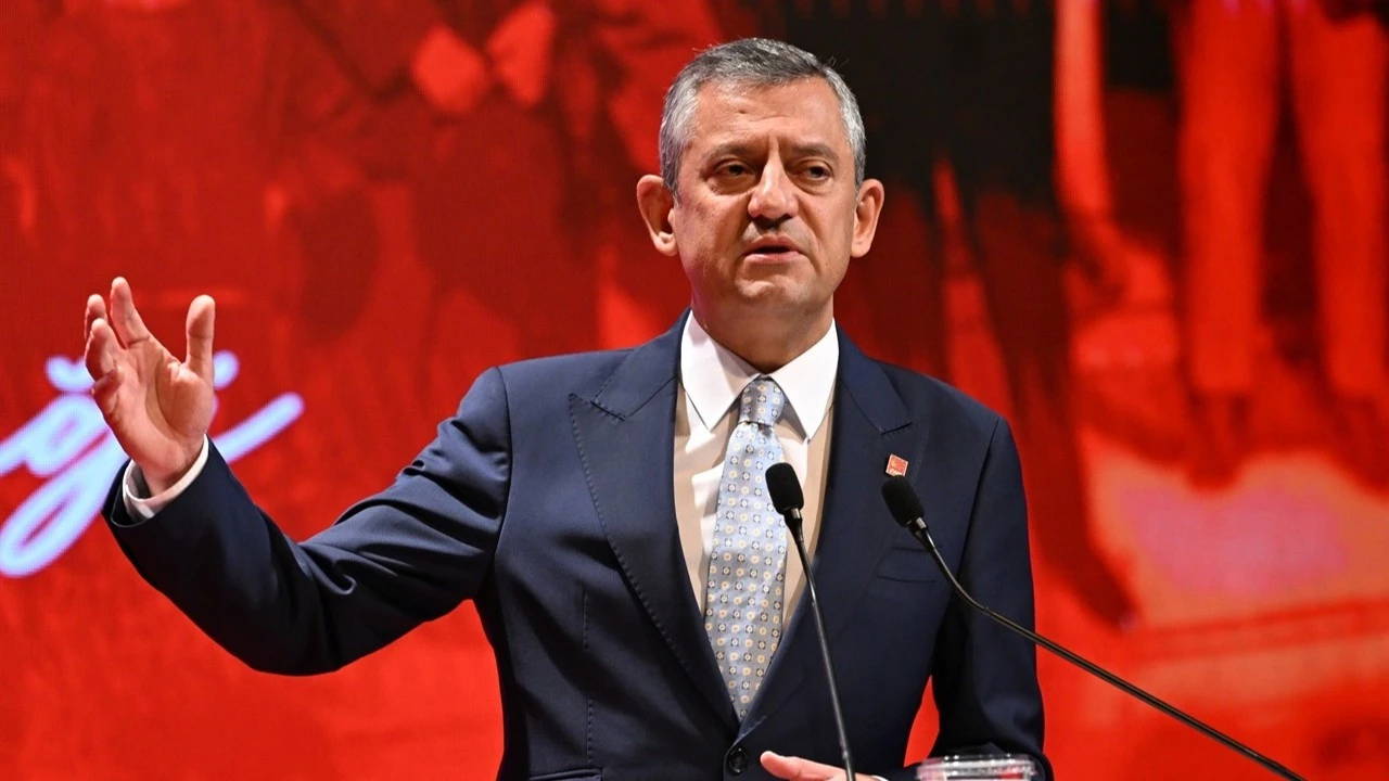 CHP'nin seçilmiş yönetiminin Parti Sözcüsü Zeynel Emre, partiyi olağanüstü kurultaya