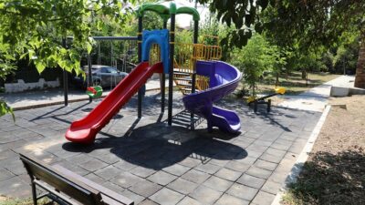 Menderes Belediyesi, sahil bölgesindeki üç parkta yıpranan oyun gruplarını yenileyerek