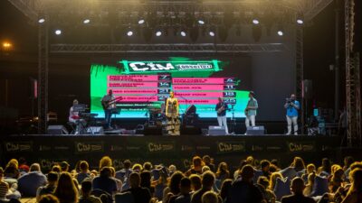 İzmir Büyükşehir Belediyesi'nin geleneksel Çim Konserleri, Tarihi Havagazı Fabrikası'nda İzmirlileri