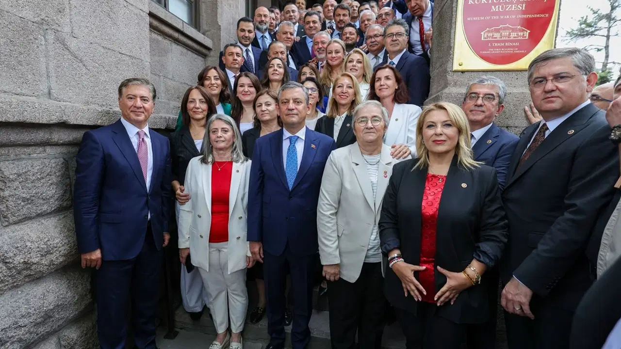 Bugün Özgür Özel başkanlığında TBMM'de gerçekleştirilen kapalı grup toplantısında YENİ