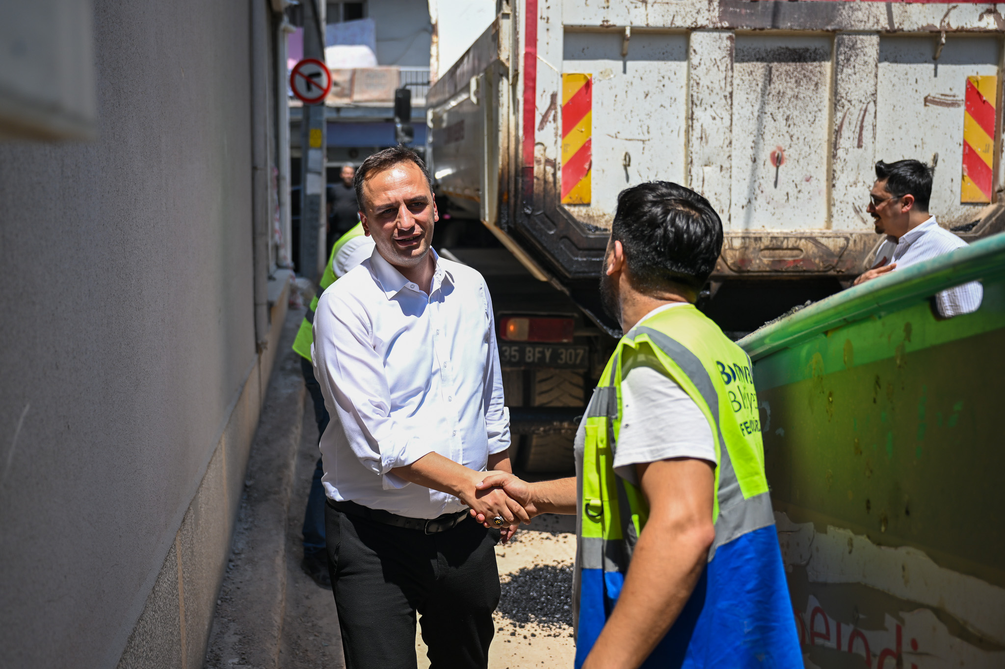 Bornova Belediyesi, Çamdibi'nde başlattığı yol yenileme çalışmalarını sürdürüyor. Kilit parke