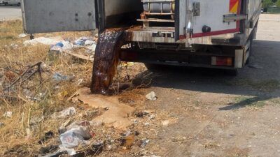 Bayraklı Belediyesi ekipleri, kamu alanına kaçak atık döken kişiyi suçüstü