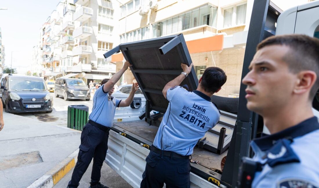 Ana arterlerde kaldırım işgaline geçit yok İzmir Büyükşehir Belediyesi zabıta ekipleri, yaya güvenliğini sağlamak ve kaldırımların