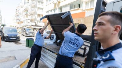 İzmir Büyükşehir Belediyesi zabıta ekipleri, yaya güvenliğini sağlamak ve kaldırımların