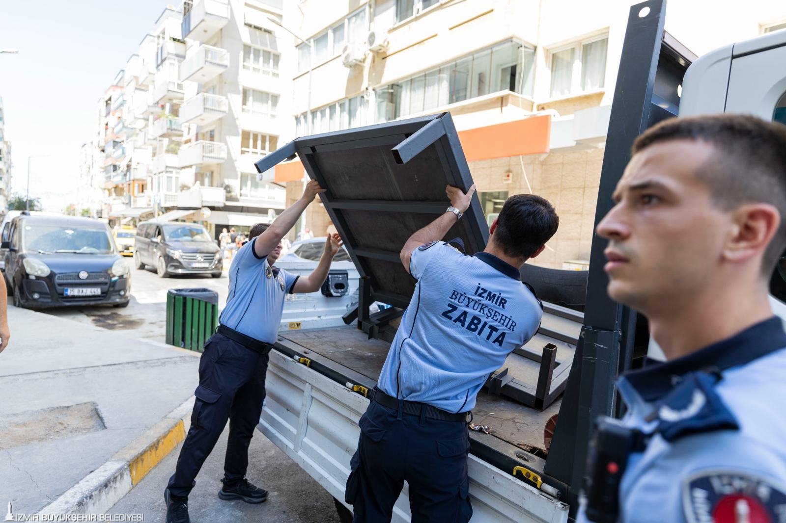 İzmir Büyükşehir Belediyesi zabıta ekipleri, yaya güvenliğini sağlamak ve kaldırımların