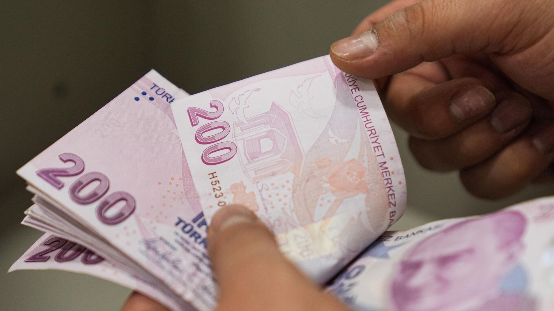 Milyonlarca çalışanın merak ettiği “Asgari ücrete ara zam yapılacak mı?”