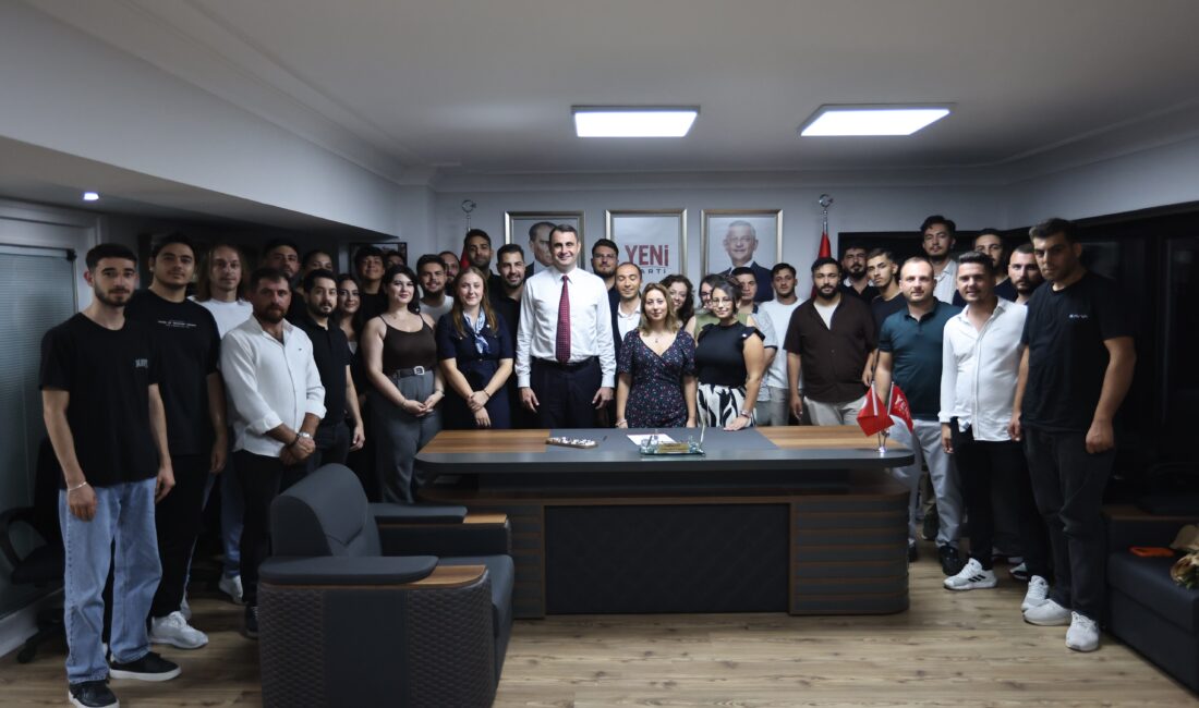YENİ Parti İzmir İl Başkanı Çağatay Güç, gençlerle bir araya