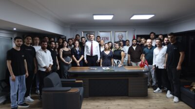 YENİ Parti İzmir İl Başkanı Çağatay Güç, gençlerle bir araya