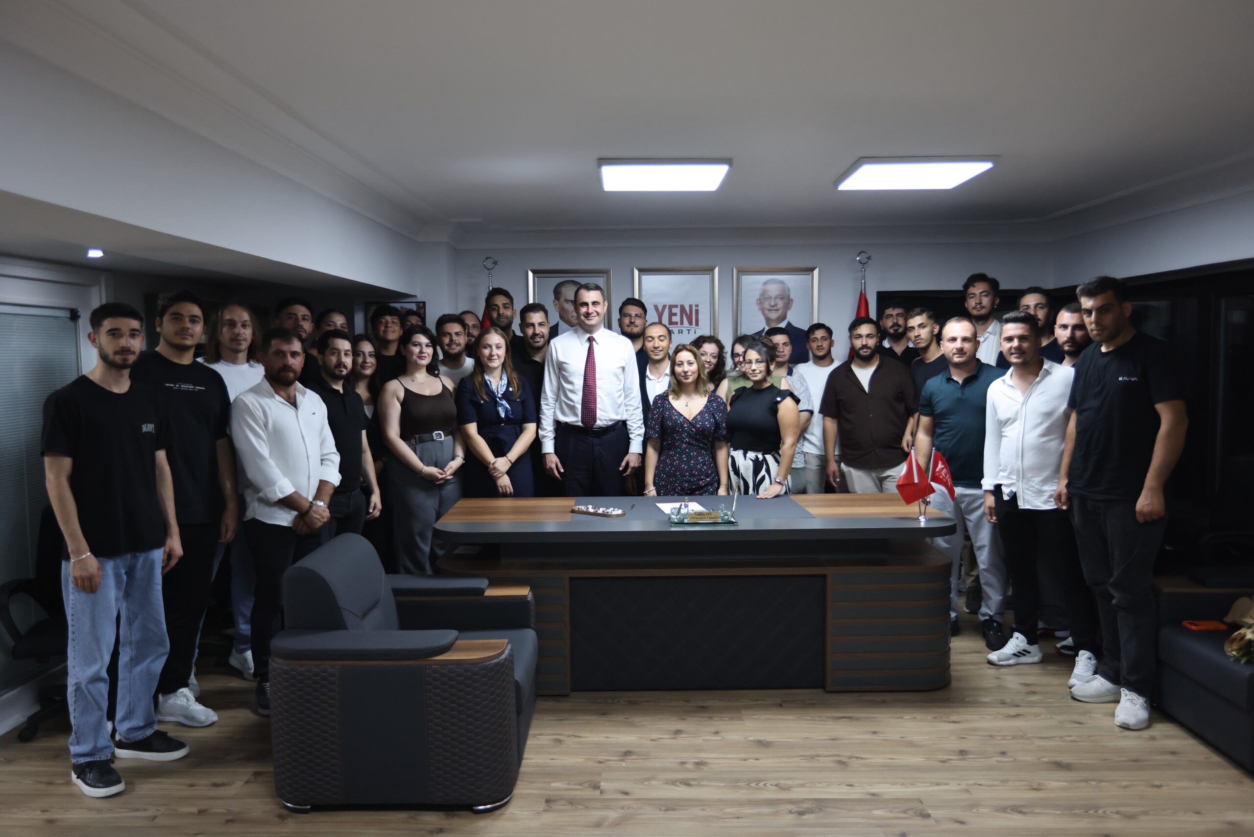 YENİ Parti İzmir İl Başkanı Çağatay Güç, gençlerle bir araya